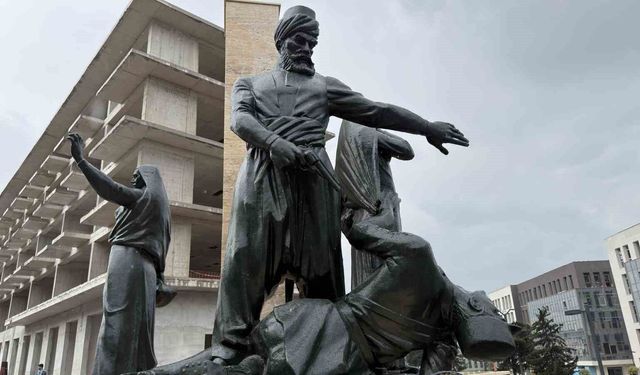 Kıbrıs Meydanı'ndaki anıt yeniden ait olduğu yerde