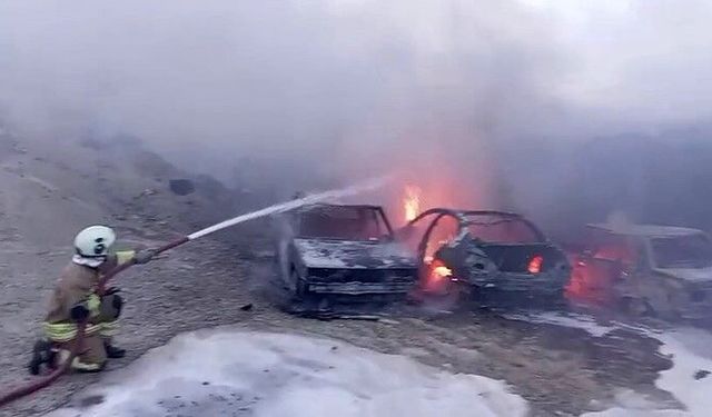 Konteyner yatakhanede başlayan yangında alevlerin sıçradığı 8 araç demir yığını haline geldi
