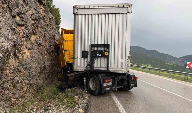 Makaslayan tır yol kenarındaki kayalıklara çarptı: 1 yaralı
