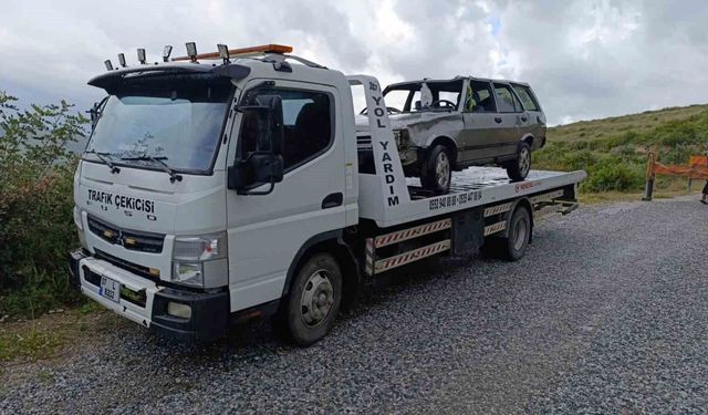 Manavgat'ta 40 metrelik şarampole uçan araçtaki 2 kişi yaralandı