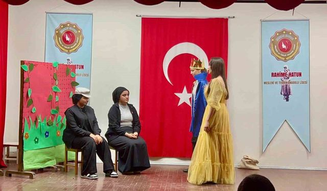 Masallar sahneye taşındı, meslek liselilerden miniklere masal gösterisi