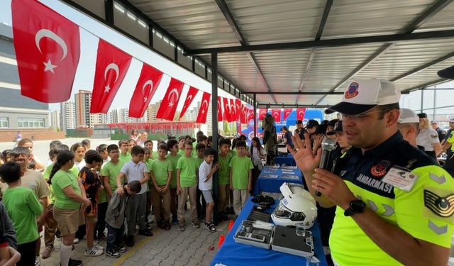 Mersin'de jandarmadan öğrencilere tanıtım etkinliği