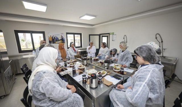 Mersin'de kadın üreticilere bitki çayı eğitimi