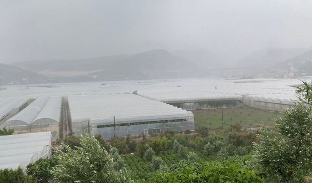 Mersin'de meteorolojinin uyarısı sonrası yağış etkili oluyor