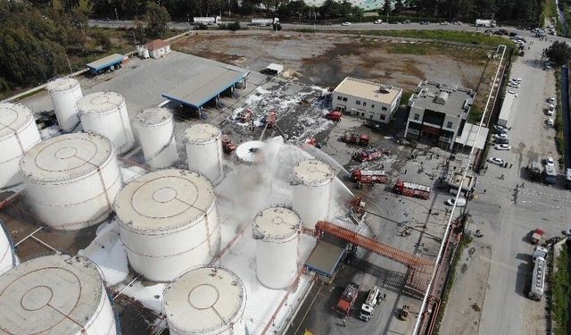Mersin'de yağ fabrikasındaki yangın havadan görüntülendi