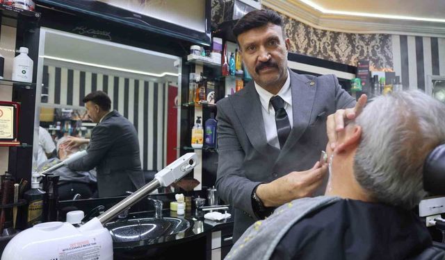 Mesleğine olan ciddiyetini kaybetmeyen berber, yaz kış demeden müşterilerini takım elbiseyle tıraş ediyor