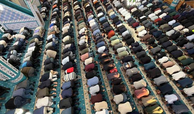 Osmaniye'de bayram namazında camiler doldu, vatandaşlar protokolle bayramlaştı