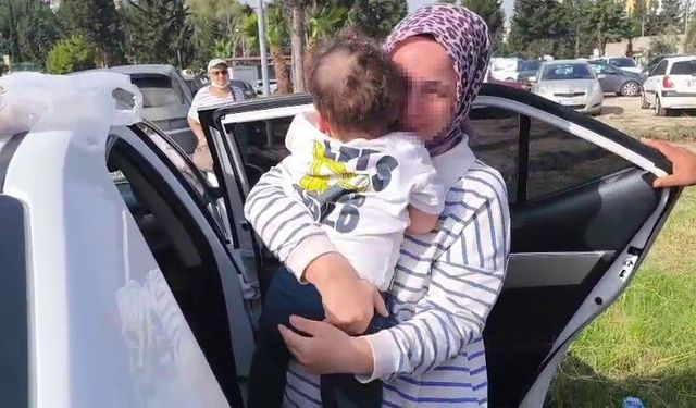 Otomobilde mahsur kalan evladına kavuşan anne gözyaşlarına boğuldu