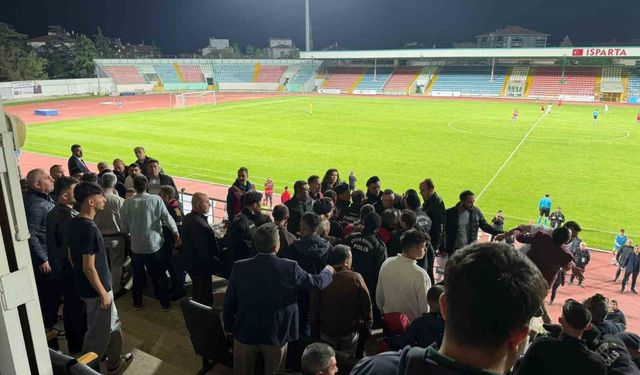 Play-off maçında tansiyon yükseldi, protokol tribününde kavga çıktı
