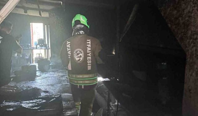 Samandağ'da iş yeri alevlere teslim oldu