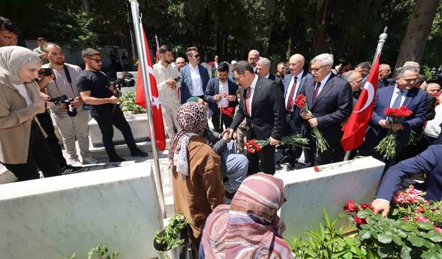 Şehit babasının, elini öpüp bayramını kutlayan Vali'yle diyaloğu yürekleri ısıttı