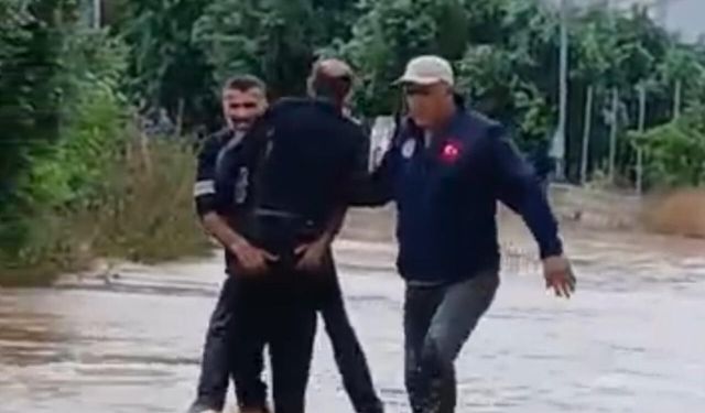 Sele kapılan şahsı mahalle sakinleri kurtardı