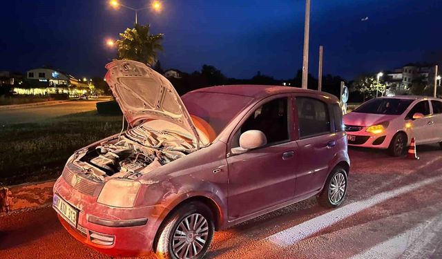Seyir halindeki otomobil yandı, vatandaşlar yangın tüpleriyle yardıma koştu
