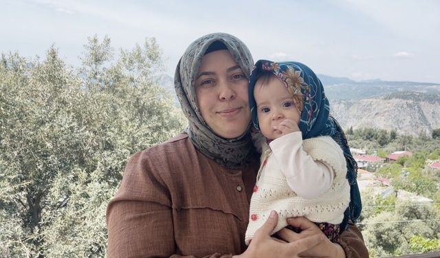 Sosyal medyayı sallayan ikili: Anne ve 7,5 aylık kızı izleyenlerin yüzünde tebessüm bırakıyor