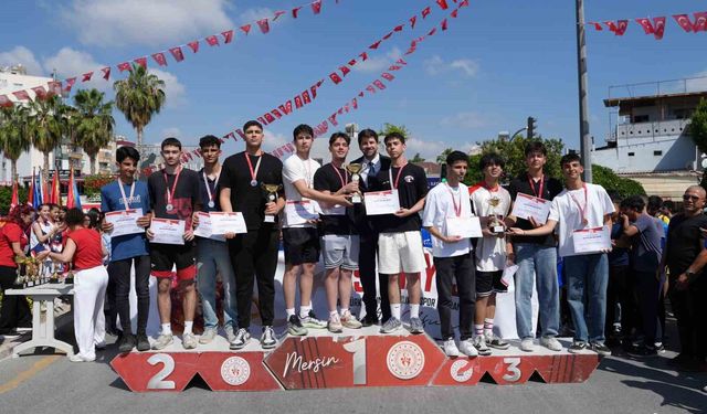 Tarsus'ta 19 Mayıs coşkusu, genç sporcular ödüllendirildi