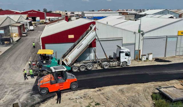 Tarsus'ta asfalt ve park yenileme çalışmaları sürüyor