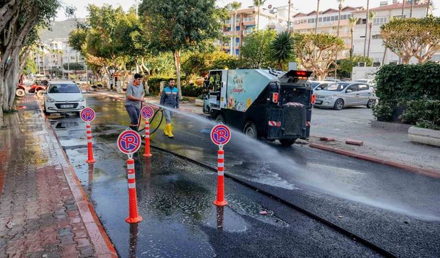 Temizlik işleri ekipleri Alanya'yı bayrama hazırlıyor