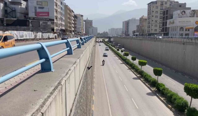 Ters yönde ilerleyerek çalan kornalara ve uyarılara aldırış etmeyen sürücü hayrete düşürdü
