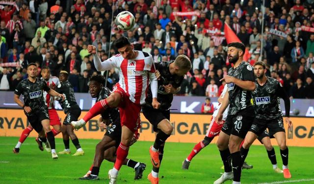 Trendyol Süper Lig: Antalyaspor: 0 - Corendon Alanyaspor: 0 (İlk yarı)