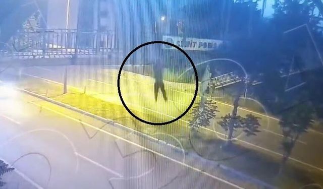 Üst geçitten atlayan 14 yaşındaki çocuğa otomobilin çarptığı anlar kamerada