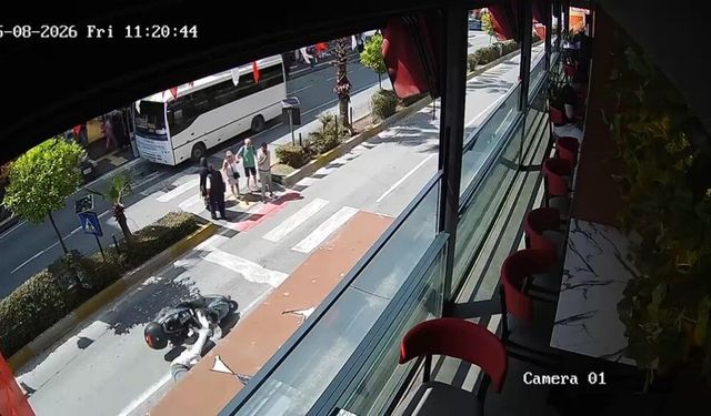 Yaya geçidinde devrilerek sürüklendi