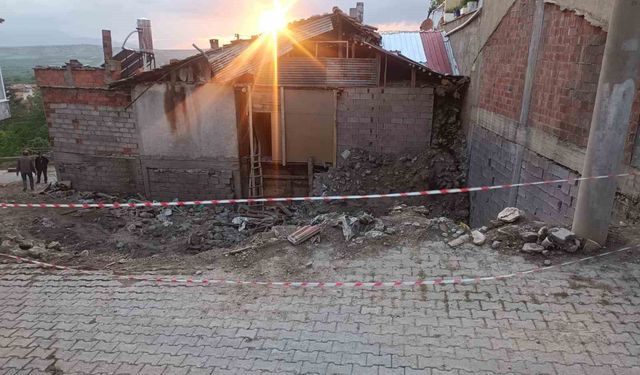 Yıkılan metruk evde oynayan çocuklar kurtuluş savaşına ait olduğu değerlendirilen el bombası buldu