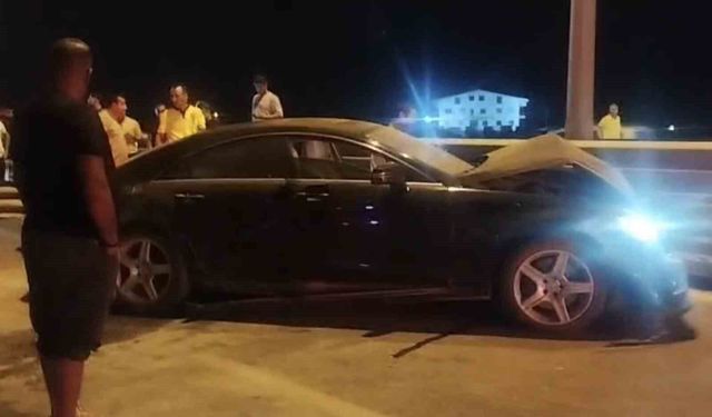 Alkollü sürücü bariyerlere çarptı, köprülü kavşak trafiğe kapandı
