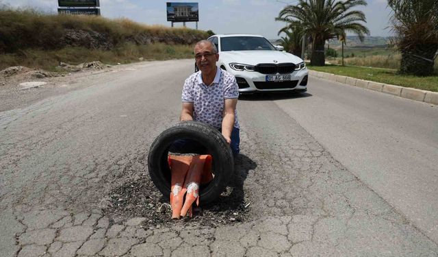 Depremzedelerden belediyeye yol tepkisi: Çukurlara lastik ve duba koydular