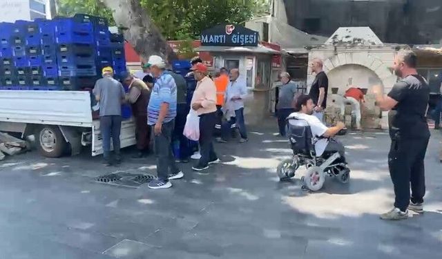 Halde alıcı bulamadığı 4 ton domatesi vatandaşlara ücretsiz dağıttı