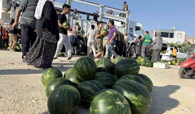 Hayırsever, 2 kamyon karpuz dağıttı