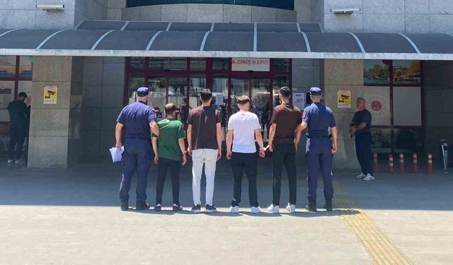 Irmaktaki teknenin kapısını kırıp içeride buldukları alkollerle alem yaptılar