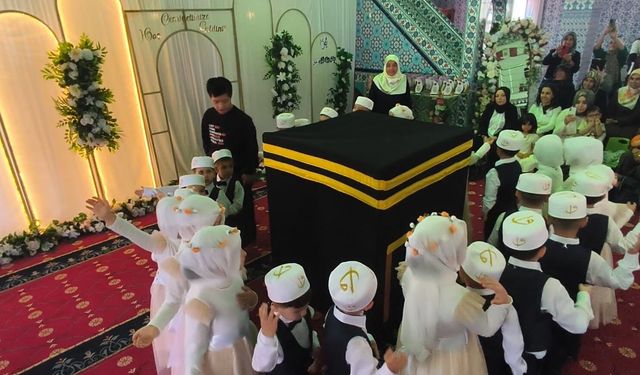 Kabe hasretiyle gözyaşlarına boğulan gencin duası yürekleri dağladı