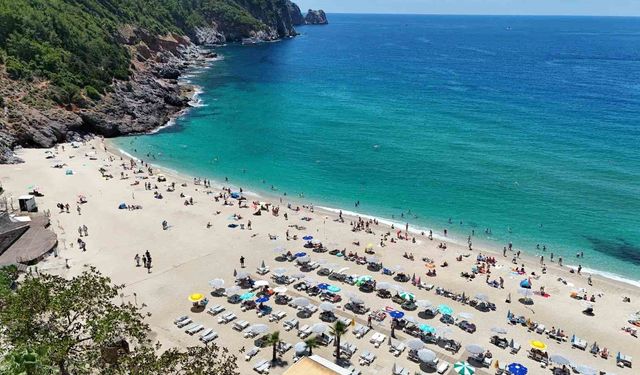 Kleopatra Plajı turistlerle doldu taştı