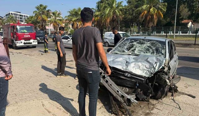Kontrolden çıkan otomobil refüjdeki bariyerlere çarptı: 1 yaralı