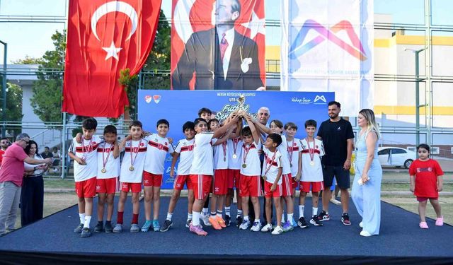 Mersin'de minik futbolcuların şenlik heyecanı sona erdi