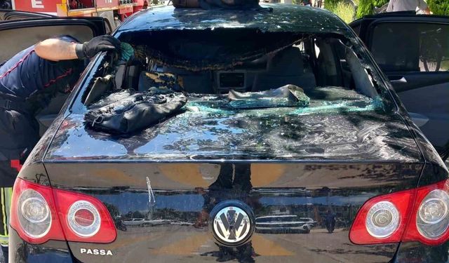 Osmaniye'de otomobilde çıkan yangın itfaiyenin müdahalesiyle söndürüldü