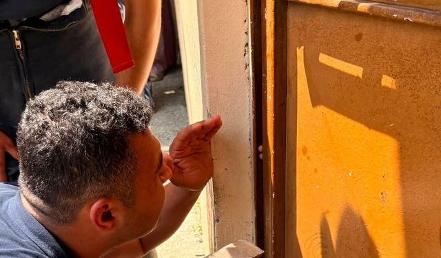 Parmağı kapıya sıkışan çocuğun imdadına itfaiye yetişti