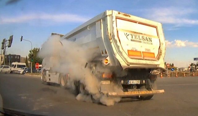 Seyir halindeki kamyonun lastiği patladı