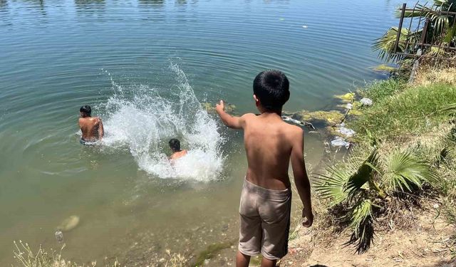 Sıcaktan bunalan Adanalılar: 'Güneş ışınları matkap gibi delip geçiyor'