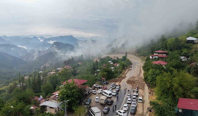 Şiddetli yağış heyelana yol açtı, motosiklet toprak altında kaldı