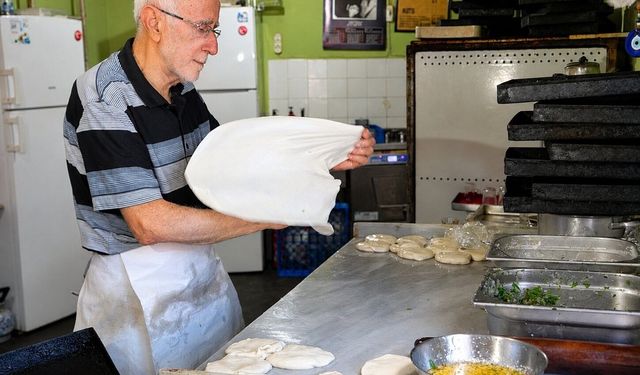 81 yaşında, 69 yıldır aynı tezgâhın başında: 'Hayata yeniden başlasam yine börekçi olurdum'