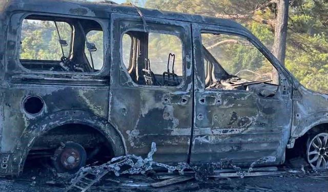 Alanya'da çalılık alanda çıkan yangında bir araç ve ev hasar gördü