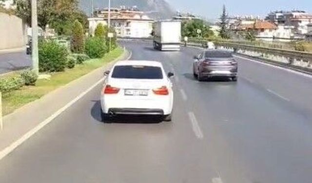 Alanya'da itfaiyeye yol vermeyen sürücü cep telefonu kamerasında