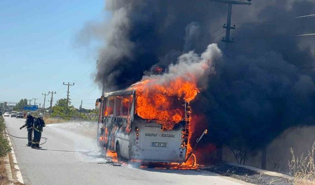 Antalya'da yolcu midibüsü alev alev yandı, sürücü yolcuları tahliye etti
