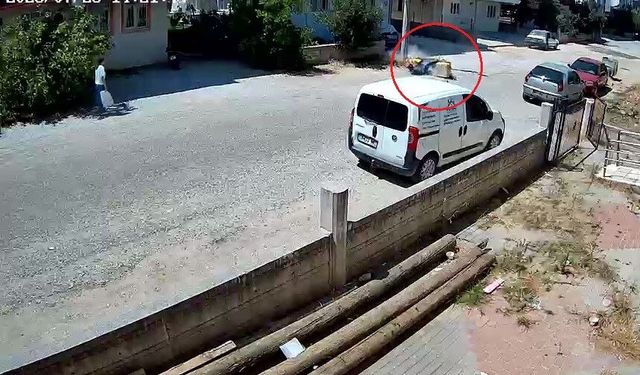 Aşırı sıcaktan etkilenen postacı motosikletiyle aydınlatma direğine çarptı