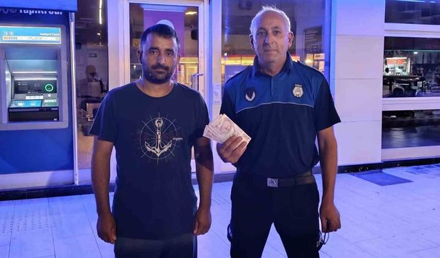 ATM'de bulduğu parayı zabıtaya teslim etti