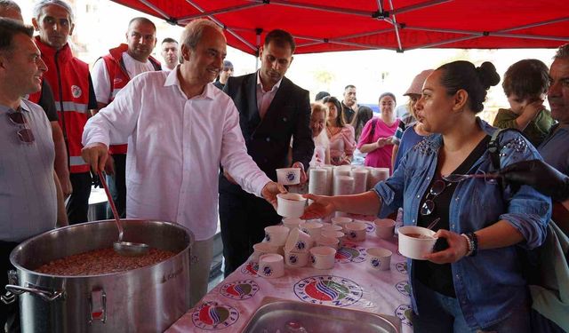 Başkan Kocagöz aşure bereketini vatandaşlarla paylaştı