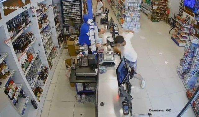 Böyle gaspçı görülmedi: Marketten parayı alıp kaçtı, içinde çocuk olan otomobili de kaçırdı, yaya olarak kaçarken cep telefonu gasp etti
