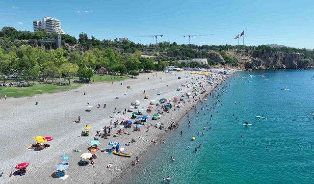 Büyükşehir'den Konyaaltı Sahili'nde 7/24 temizlik mesaisi