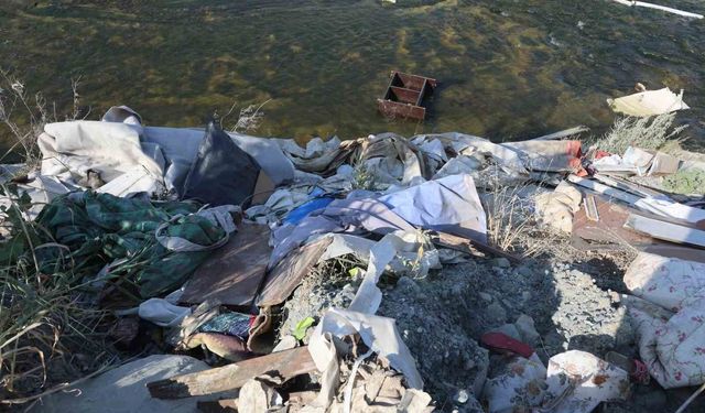 Dereye kamyon dolusu atık malzeme döktüler: Doğa katliamı kameraya yansıdı